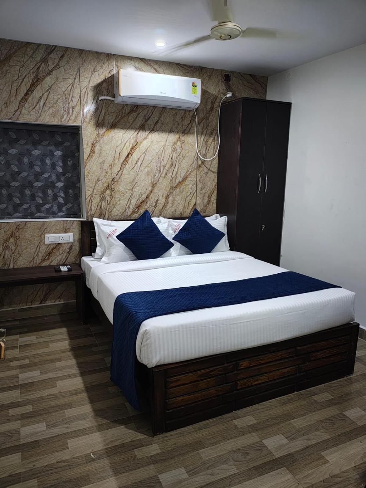 Hotel V Pride Comfort Visakhapatnam Esterno foto